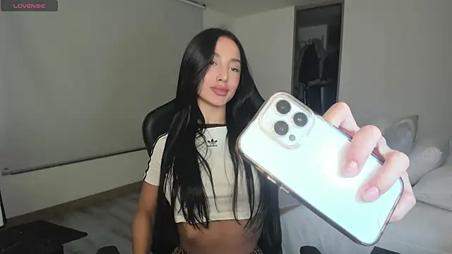 EvaMoet online show from March 12, 2025, 6:07 am