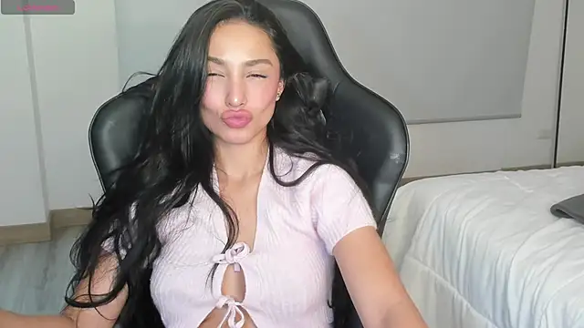 EvaMoet online show from March 16, 2025, 8:21 am