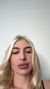 Snapshot of Mia_Roxie chatting on February 10, 2026, 3:10 am Mia Roxie online show from February 10, 2026, 3:10 am