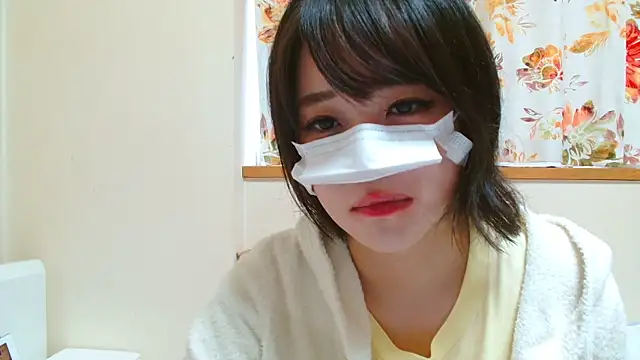 liliyRiSAcha-n online show from May 3, 2026, 7:03 am