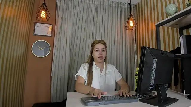 Snapshot of Natalia_Suarez chatting on July 1, 2026, 12:34 am Natalia Suarez online show from July 1, 2026, 12:34 am
