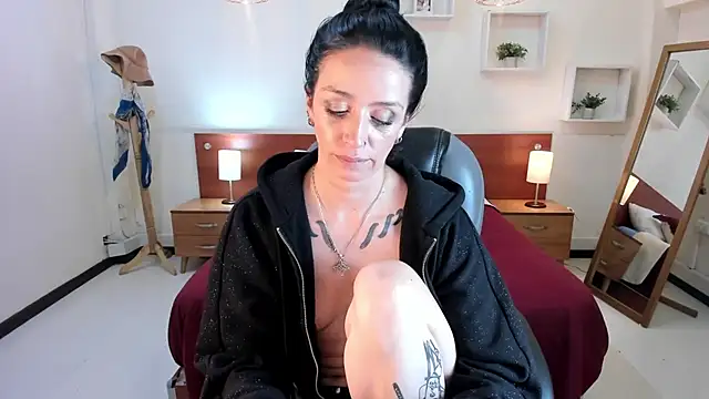 Kristen Garner online show from February 8, 2025, 11:55 pm