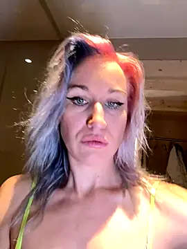 Snapshot of Dina-Light chatting on December 4, 2024, 9:46 pm Dina-Light online show from December 4, 2024, 9:46 pm