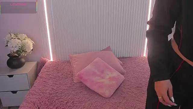 EmilyEvans7 online show from March 5, 2026, 7:54 pm