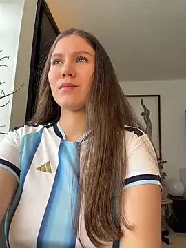 Snapshot of AmelieLaurent_ chatting on June 17, 2026, 6:09 pm AmelieLaurent online show from June 17, 2026, 6:09 pm