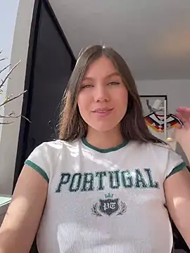 Snapshot of AmelieLaurent_ chatting on June 23, 2026, 8:29 pm AmelieLaurent online show from June 23, 2026, 8:29 pm