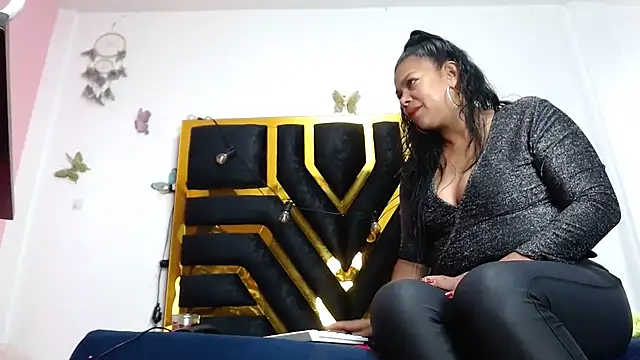 Helennahot online show from February 9, 2025, 1:14 pm