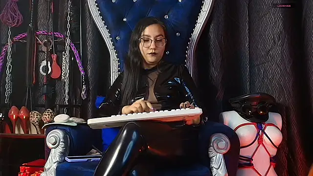 abbymora online show from April 7, 2026, 3:29 am