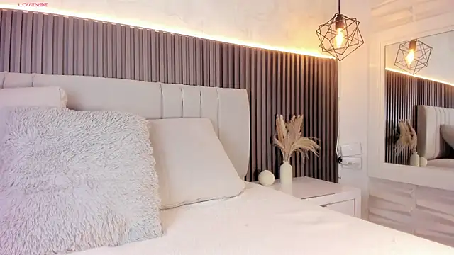 SHANONCLARK online show from November 7, 2025, 7:14 pm