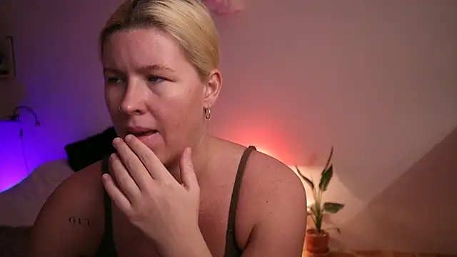 moonamii online show from December 15, 2024, 7:42 pm