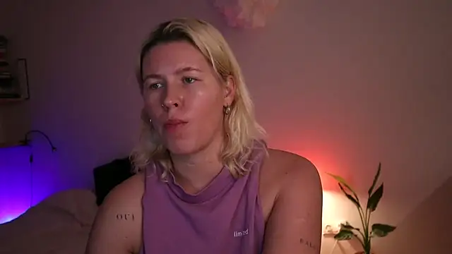 moonamii online show from February 13, 2025, 5:01 pm