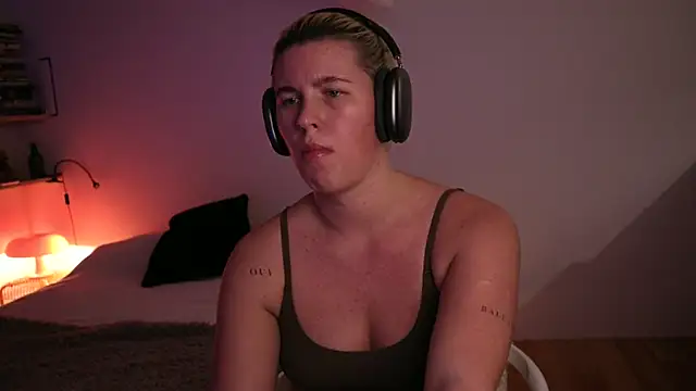 moonamii online show from February 19, 2025, 2:44 pm