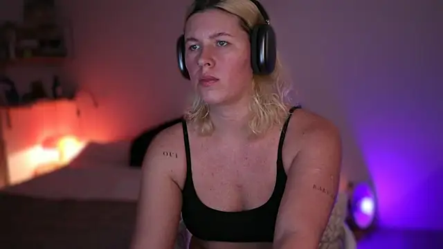 moonamii online show from March 5, 2025, 6:56 pm