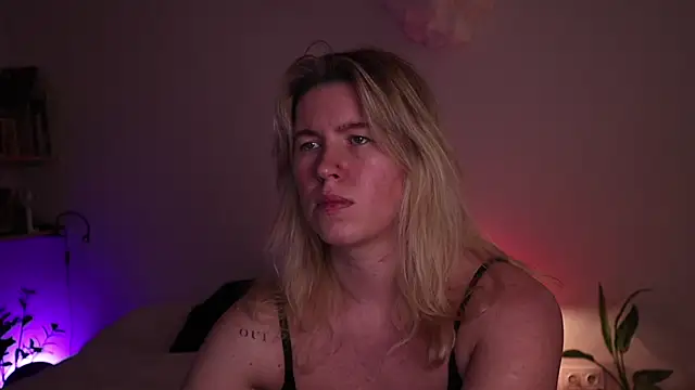 moonamii online show from November 8, 2025, 8:18 pm