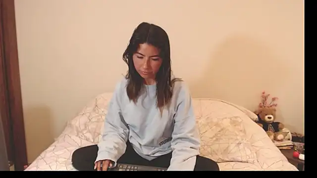 Snapshot of alice_middlee chatting on October 7, 2025, 4:48 pm alice middlee online show from October 7, 2025, 4:48 pm