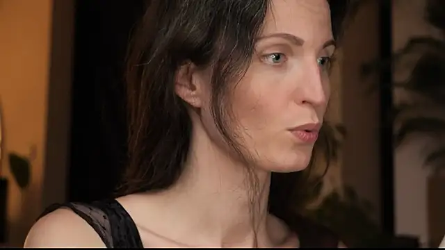 yulladao online show from October 4, 2025, 6:50 pm