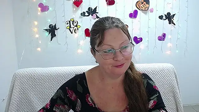 Snapshot of VanessaHotts chatting on February 21, 2025, 3:21 pm VanessaHotts online show from February 21, 2025, 3:21 pm