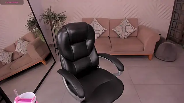 Snapshot of MileyCruz_ chatting on November 25, 2025, 7:47 pm MileyCruz online show from November 25, 2025, 7:47 pm