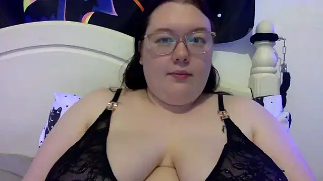 Snapshot of Sexycurvyemilyy chatting on September 20, 2025, 10:00 pm Sexycurvyemilyy online show from September 20, 2025, 10:00 pm