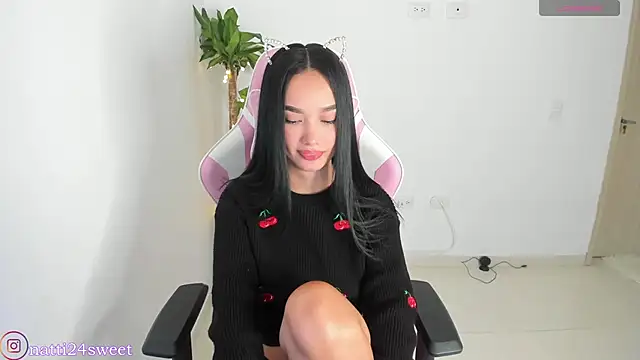 sharlotte 23 online show from April 14, 2026, 2:06 am