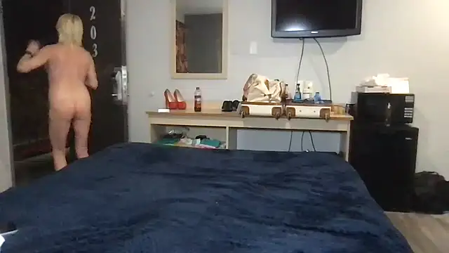 Snapshot of TiffaneyLove chatting on March 4, 2026, 3:45 am TiffaneyLove online show from March 4, 2026, 3:45 am