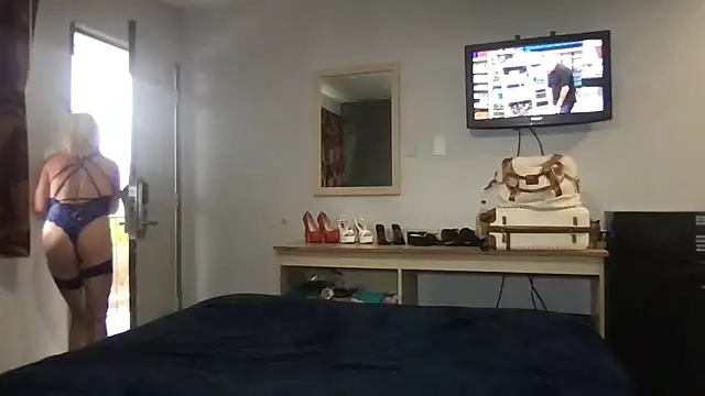 Snapshot of TiffaneyLove chatting on March 11, 2026, 6:36 pm TiffaneyLove online show from March 11, 2026, 6:36 pm