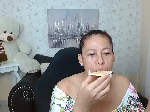 Snapshot of mature_martina chatting on April 18, 2026, 10:32 pm mature martina online show from April 18, 2026, 10:32 pm