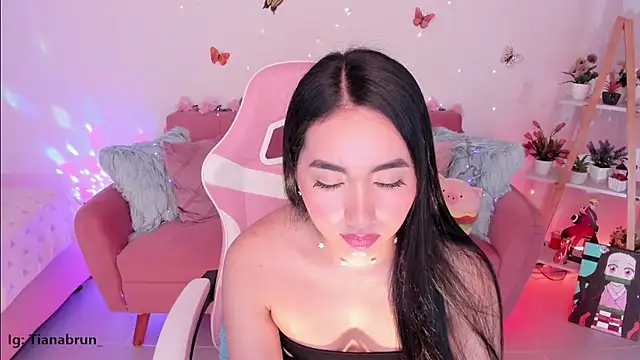 Zara uwu  online show from October 21, 2025, 11:44 am