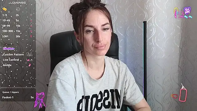xx adrihanna xx online show from May 17, 2026, 6:00 am