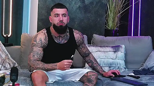 masterkingofmusclee online show from February 12, 2025, 6:19 am