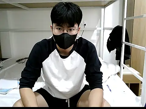 Gwencloudy online show from October 26, 2025, 3:23 am