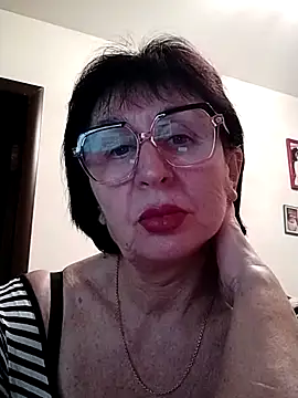 Snapshot of AlbinaXPretty chatting on February 3, 2025, 5:35 pm AlbinaXPretty online show from February 3, 2025, 5:35 pm