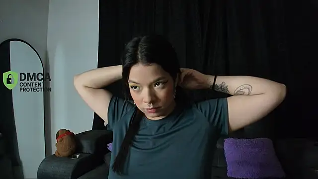 yungelitamor  online show from April 14, 2026, 5:24 am