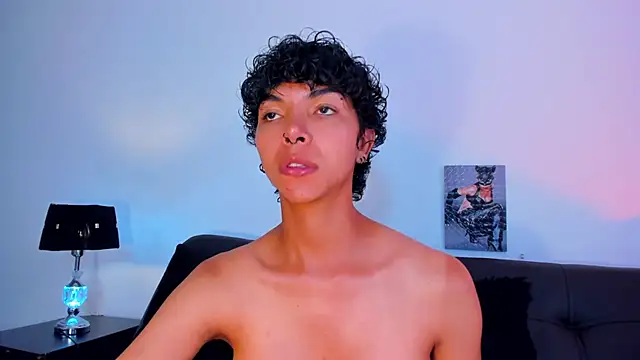 xhenisa  online show from January 28, 2025, 8:47 pm