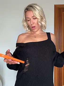 petrouchkaaa  online show from April 14, 2026, 8:31 am