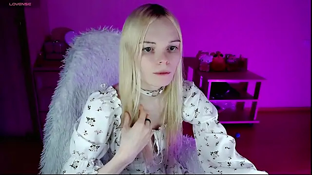 Snapshot of Emily_Nyaffee chatting on December 15, 2024, 10:47 pm Emily Nyaffee online show from December 15, 2024, 10:47 pm