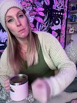 ItsDanniG online show from March 4, 2025, 4:52 pm