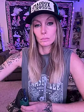 ItsDanniG online show from March 11, 2025, 6:08 pm