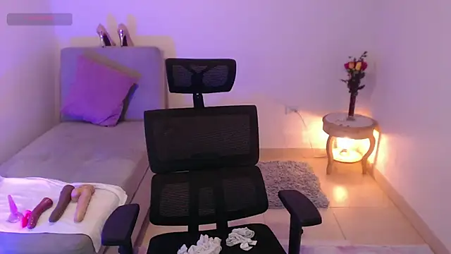 lilian prada online show from February 26, 2025, 9:05 pm