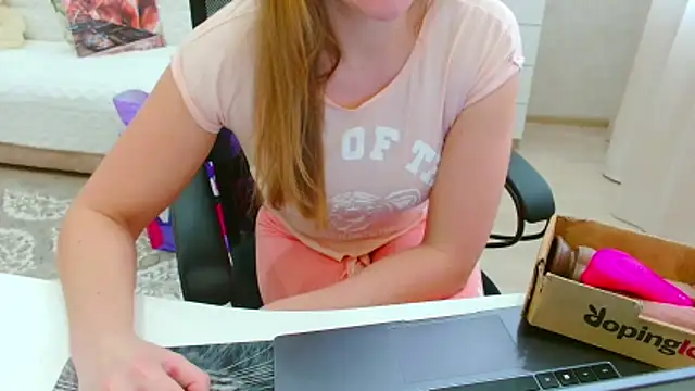 Snapshot of EveLove33 chatting on February 24, 2026, 10:57 am EveLove33 online show from February 24, 2026, 10:57 am