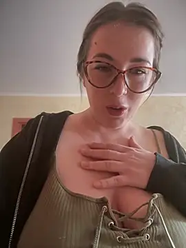 Snapshot of MommmyYummy chatting on March 14, 2025, 9:14 am MommmyYummy online show from March 14, 2025, 9:14 am