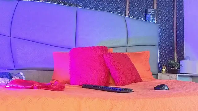 Snapshot of CandyQueenGold chatting on October 6, 2025, 6:49 pm CandyQueenGold online show from October 6, 2025, 6:49 pm