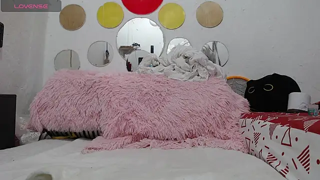 EVAHOTXX online show from April 16, 2026, 5:36 pm