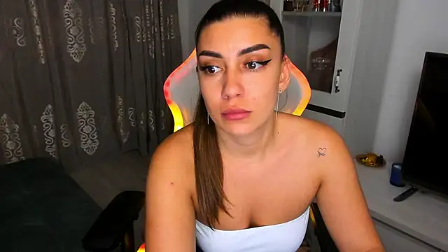 Snapshot of EveEvian chatting on January 24, 2025, 6:25 pm EveEvian online show from January 24, 2025, 6:25 pm