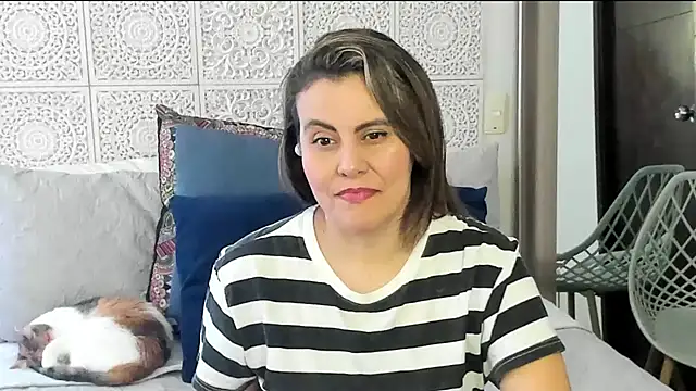 Snapshot of V_monse chatting on February 24, 2025, 2:37 pm V monse online show from February 24, 2025, 2:37 pm