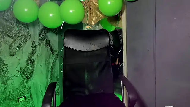 Snapshot of Trinna_harperr chatting on March 18, 2025, 8:36 am Trinna harperr online show from March 18, 2025, 8:36 am