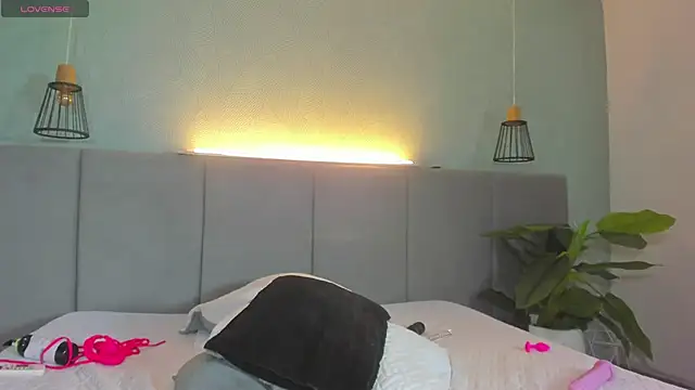 LiaVelez online show from February 19, 2025, 7:27 pm