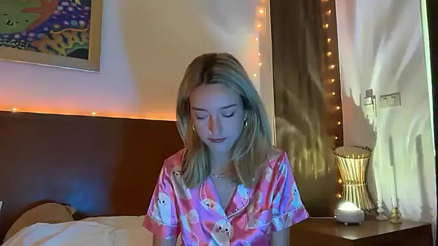 SirenaBelle online show from November 4, 2025, 12:10 am