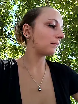 Snapshot of emma4xxx chatting on April 17, 2026, 8:23 pm emma4xxx online show from April 17, 2026, 8:23 pm