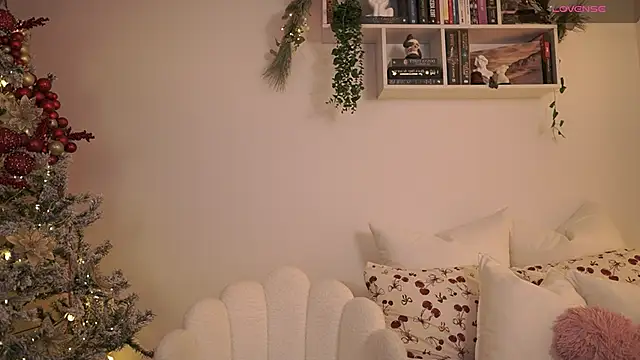Snapshot of EmilyxRose_- chatting on December 17, 2024, 7:15 pm EmilyxRose - online show from December 17, 2024, 7:15 pm